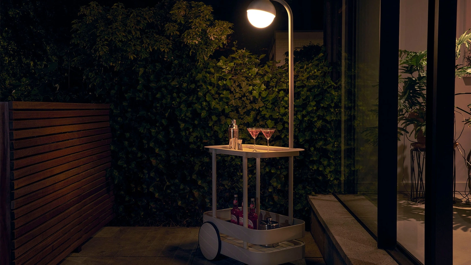 Tavolino su ruote con lampada integrata Jolly Trolley di Fatboy