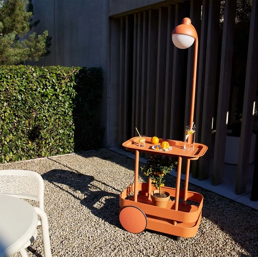 Tavolino su ruote con lampada integrata Jolly Trolley di Fatboy