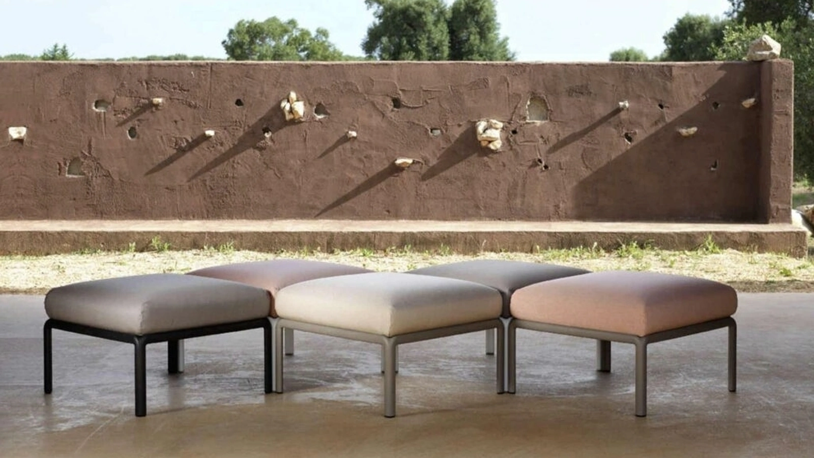 Pouf Komodo in metallo con cuscino in tessuto imbottito di Sedie Brianza