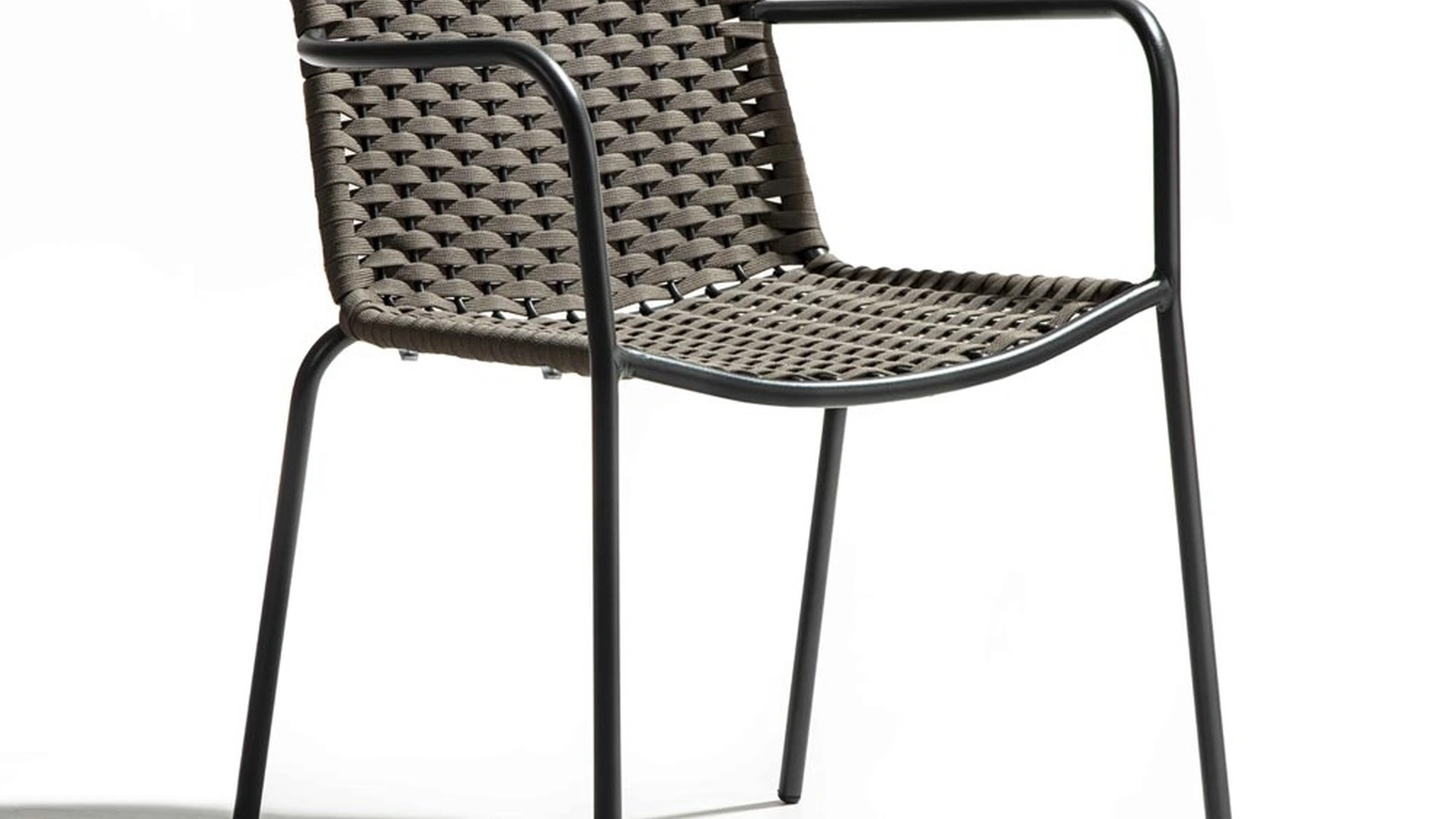 Sedia Café de Paris poltroncina in metallo rivestita in corda piatta poliestere color tortora di La Seggiola