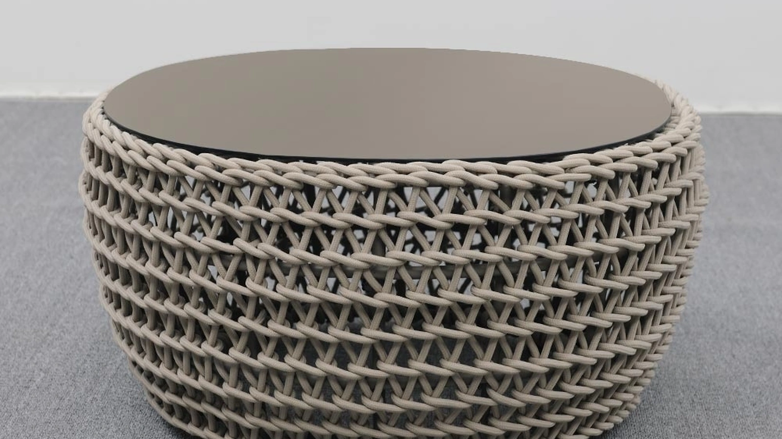 Tavolino Couch con top in alluminio verniciato e struttura in alluminio rivestitacon corda intrecciata di La Seggiola