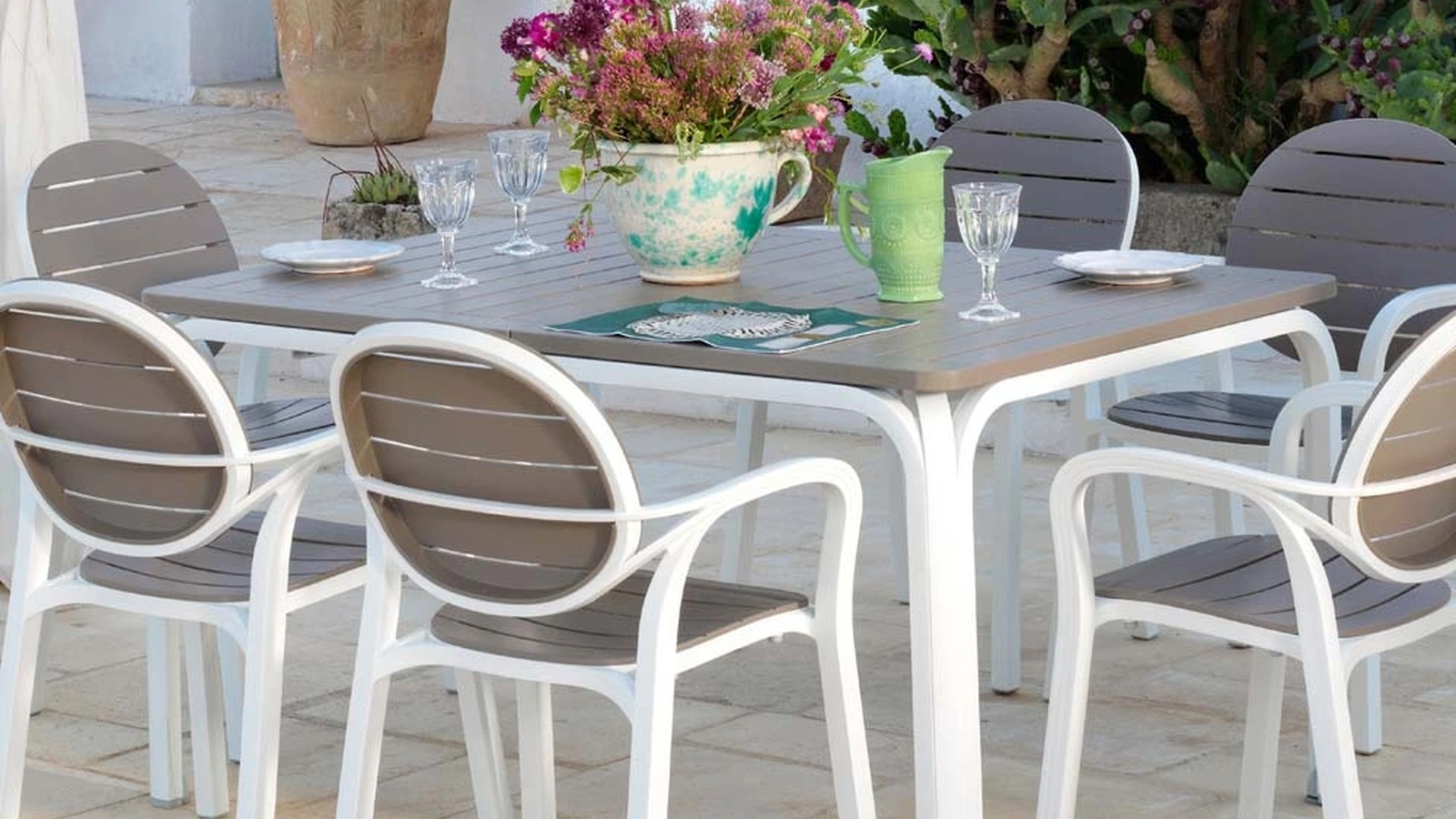 Tavolo Lauro in polipropilene bicolore di La Seggiola