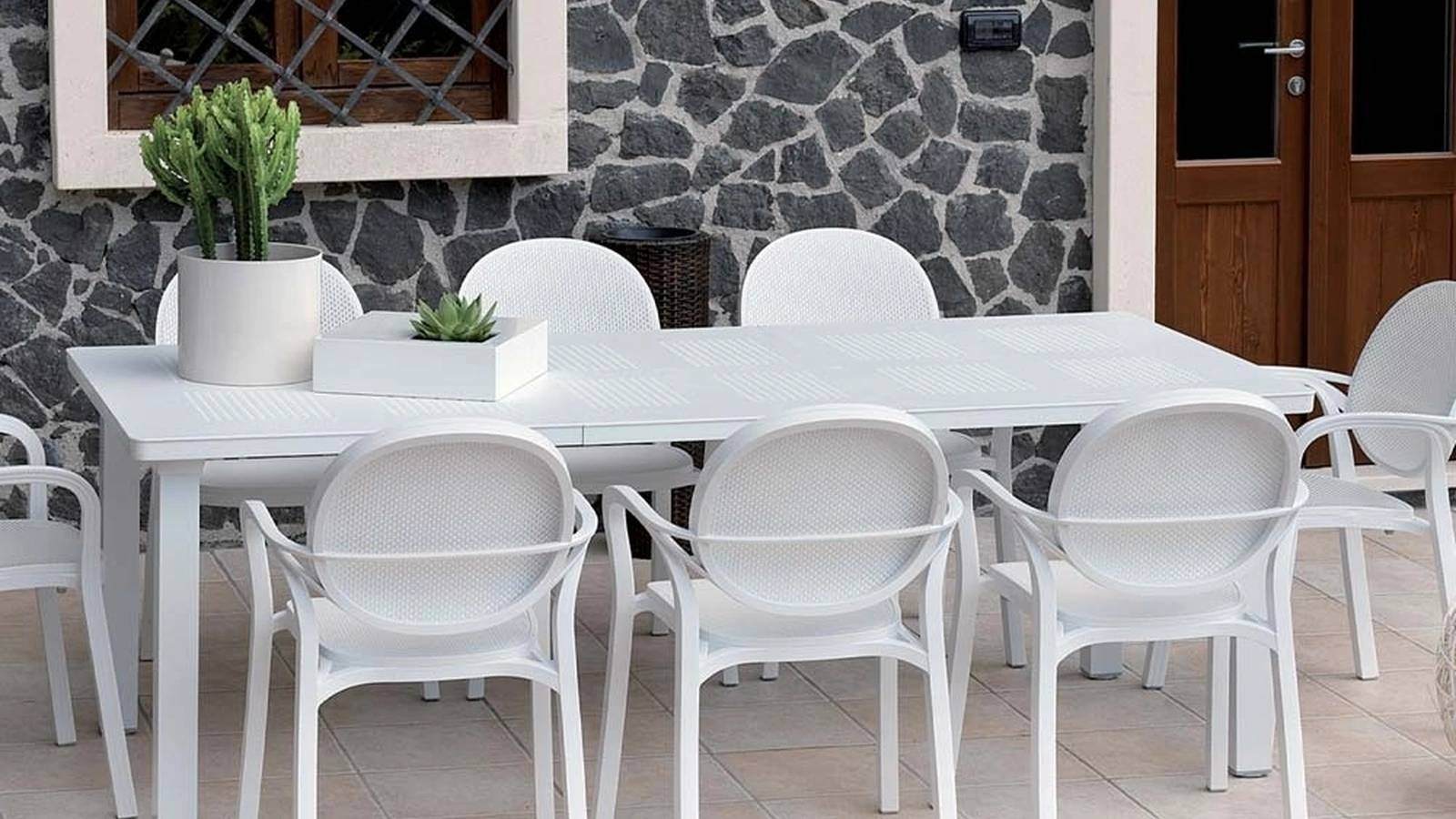 Tavolo da giardino allungabile Lepanto con top in polipropilene e base in alluminio verniciato di La Seggiola