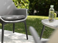 Poltroncina Lubecca in polipropilene con cuscino in tessuto imbottito di La Seggiola