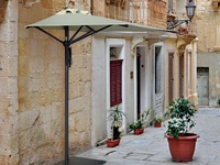 Ombrellone Mezzo in alluminio verniciato antracite con apertura a carrucola di La Seggiola