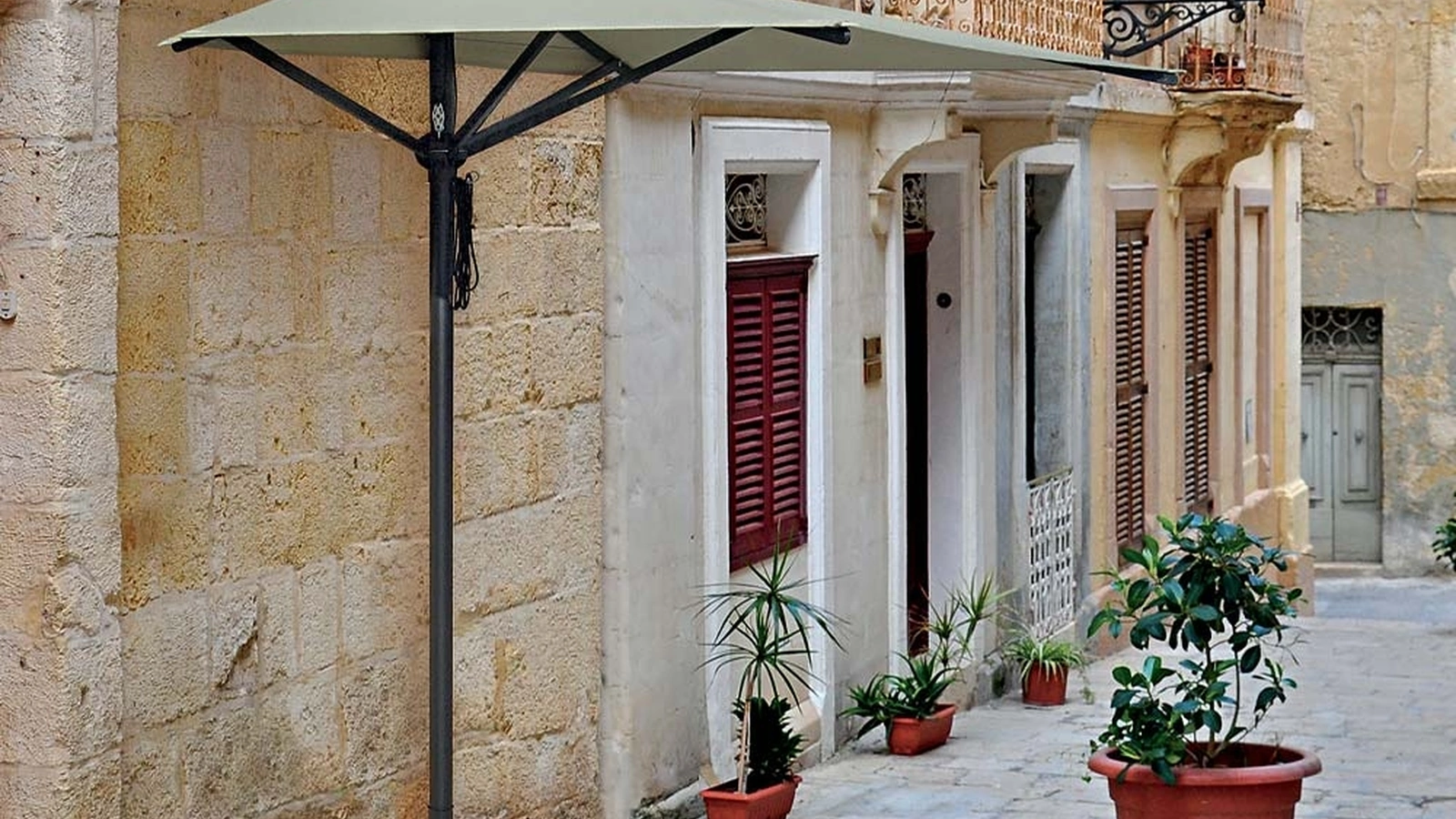 Ombrellone Mezzo in alluminio verniciato antracite con apertura a carrucola di La Seggiola