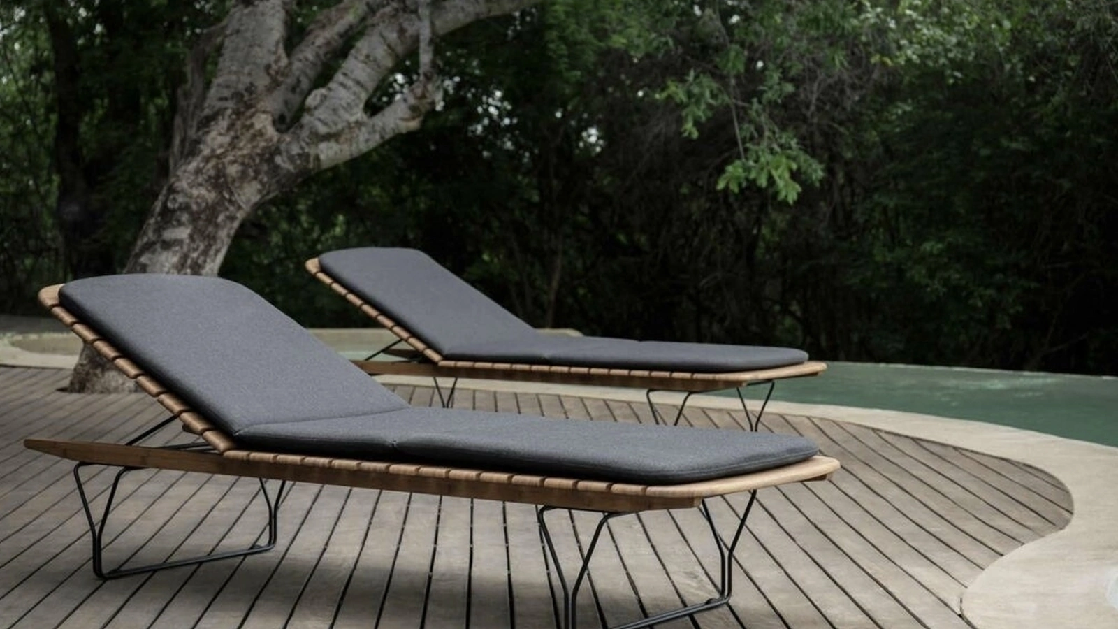 Lettino prendisole Molo in legno con cuscino in tessuto imbottito e base in metallo di Sedie Brianza