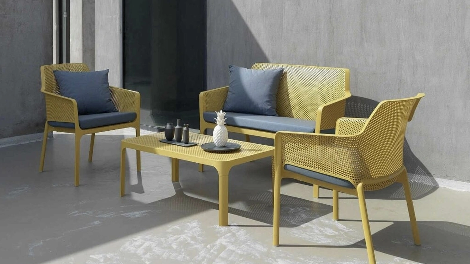 Poltroncine e divano Net in polipropilene con cuscino in tessuto imbottito di Sedie Brianza