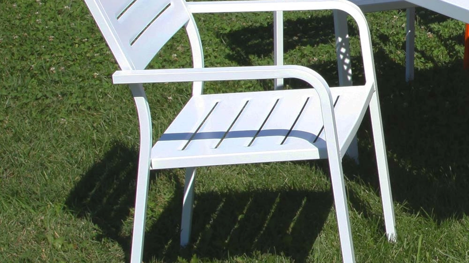 Sedia da giardino Out Metal Poltroncina in acciaio zincato e verniciato poliestere per esterni di La Seggiola