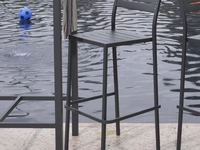 Sgabello da giardino Out Metal alto in acciaio zincato e verniciato poliestere per esterni di La Seggiola