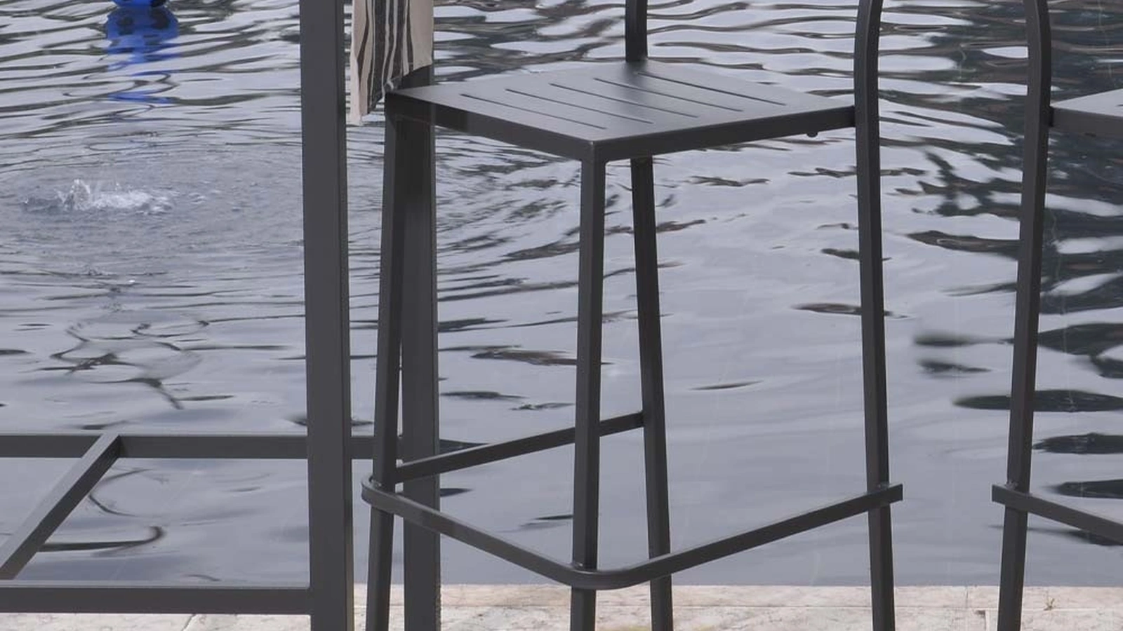 Sgabello da giardino Out Metal alto in acciaio zincato e verniciato poliestere per esterni di La Seggiola