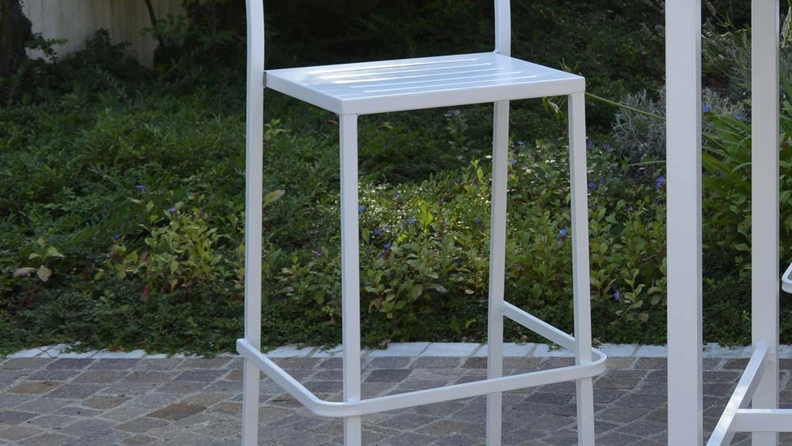 Sgabello da giardino Out Metal alto in acciaio zincato e verniciato poliestere per esterni di La Seggiola