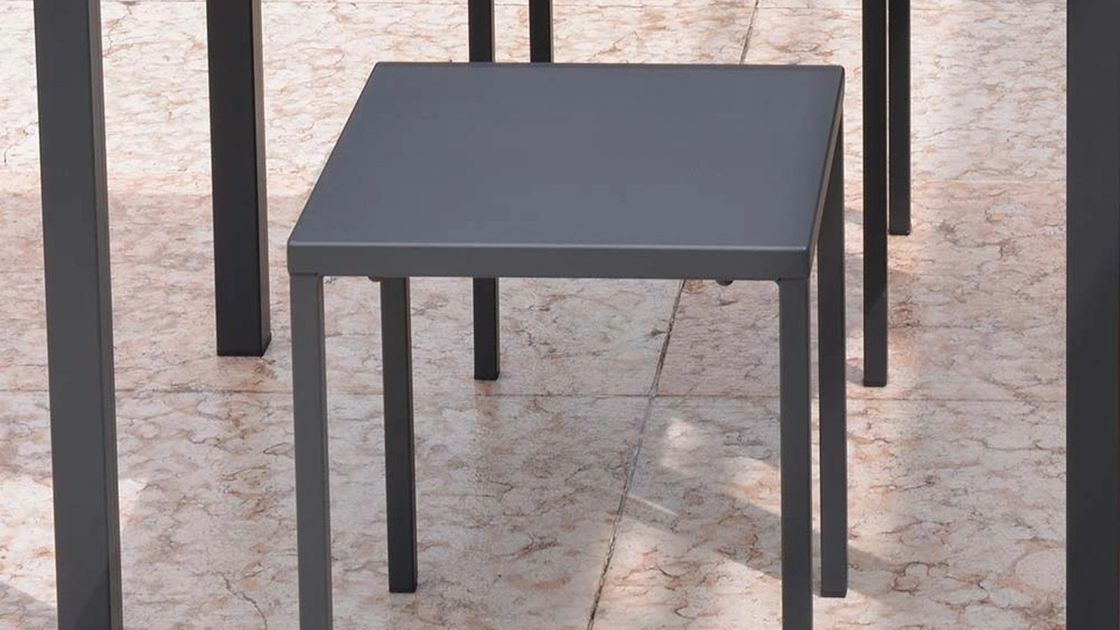 Sgabello da giardino Out Metal basso in acciaio zincato e verniciato poliestere per esterni di La Seggiola