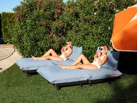 Lettino Paletti Day Bed in tessuto e plastica riciclata di Fatboy