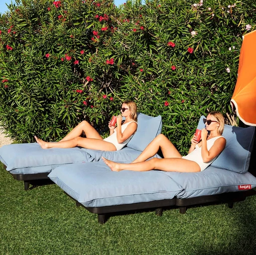 Lettino Paletti Day Bed in tessuto e plastica riciclata di Fatboy