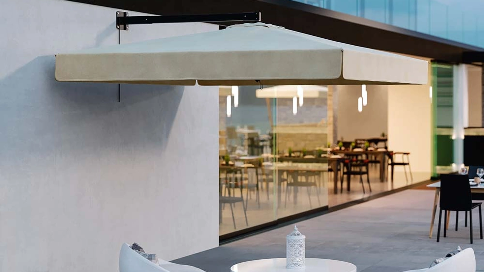 Ombrellone Parete in alluminio verniciato antracite con apertura a carrucola di La Seggiola