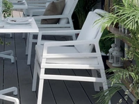 Poltrona Asia in polipropilene con cuscini in tessuto imbottito di La Seggiola