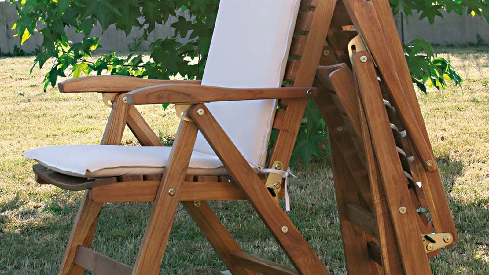 Poltrona Teak pieghevole in legno massello di teak indonesiano con finitura olio naturale di La Seggiola