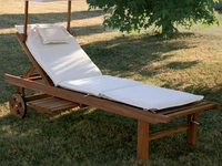Lettino Real Bed  in legno massello di teak indonesiano con finitura olio naturale con cuscino in tessuto imbottito e parasole di La Seggiola