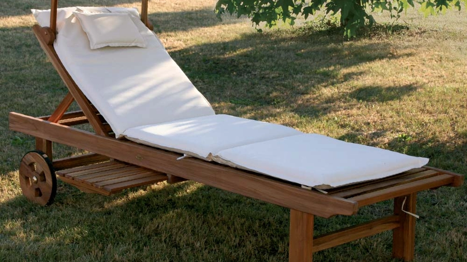 Lettino Real Bed  in legno massello di teak indonesiano con finitura olio naturale con cuscino in tessuto imbottito e parasole di La Seggiola
