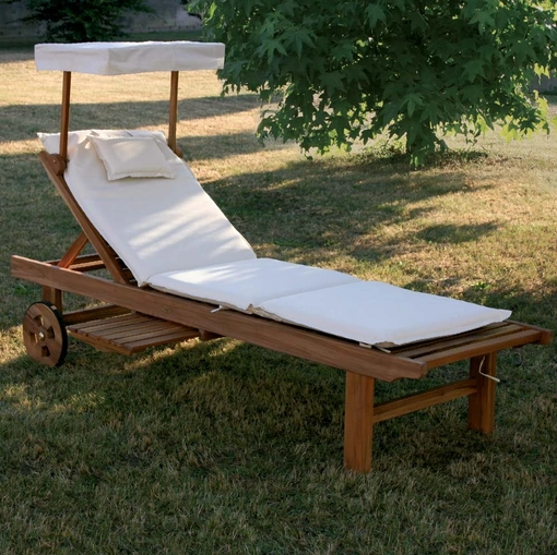 Lettino Real Bed  in legno massello di teak indonesiano con finitura olio naturale con cuscino in tessuto imbottito e parasole di La Seggiola