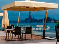 Ombrellone RVE in legno iroko con componenti in acciaio zincato e verniciato atracite con apertura a manovella di La Seggiola