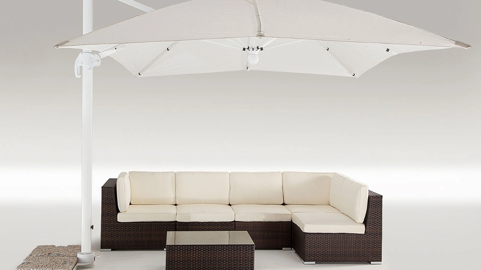 Ombrellone direzionabile Vieste in tessuto con struttura in metallo di Sedie Brianza