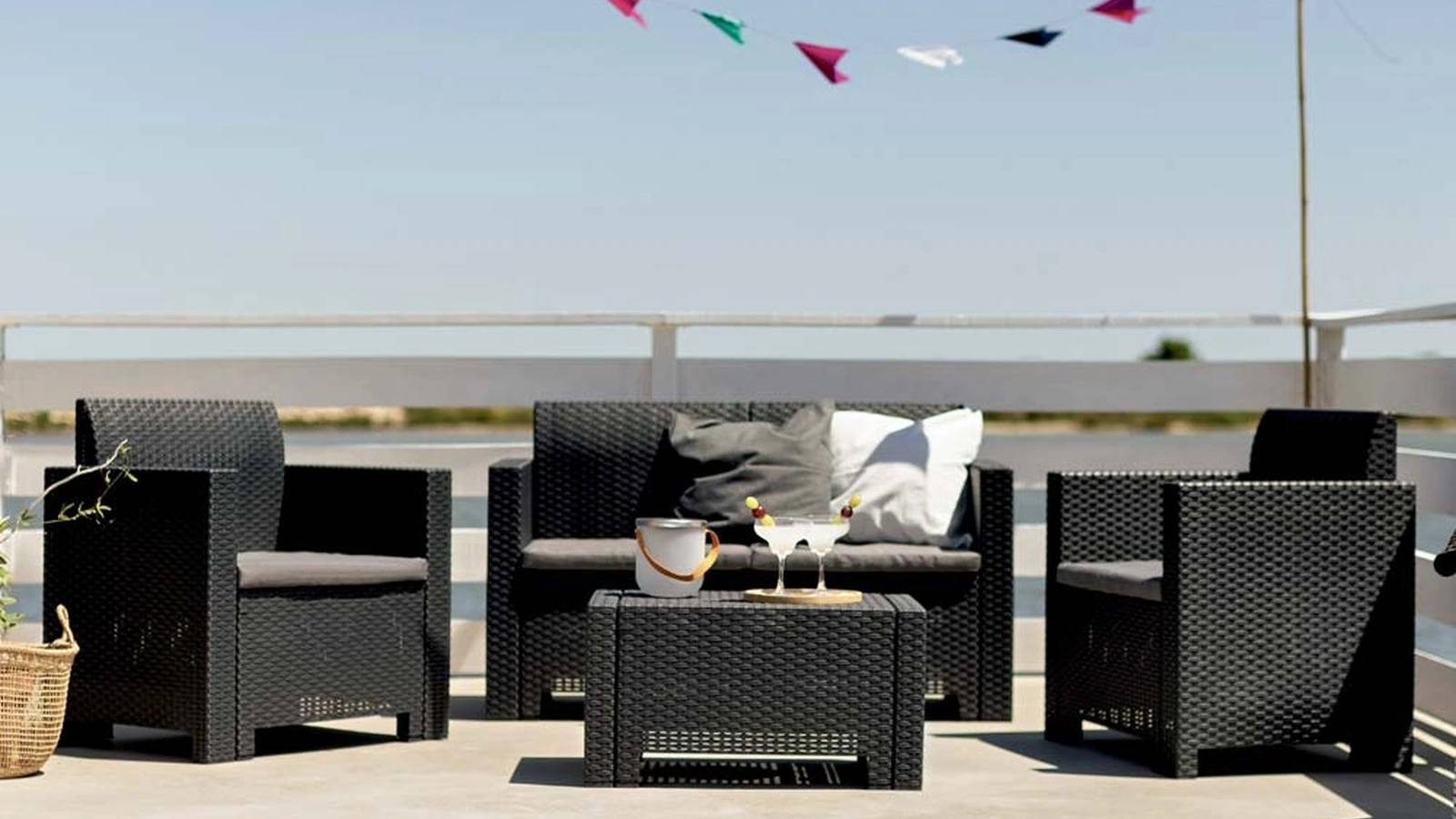 Set Arredo per esterno Miami in polipropilene intrecciato color antracite di La Seggiola