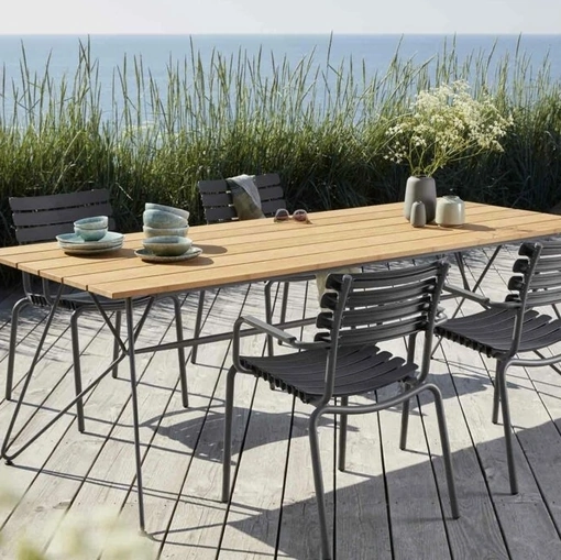 Tavolo Sketch con piano a doghe in legno con base in metallo di Sedie Brianza