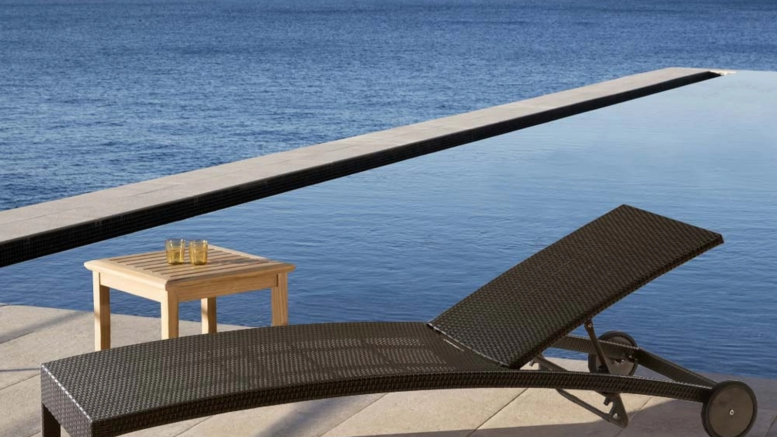 Lettino da giardino Sun Bed in alluminio rivestito con fibra di polipropilene intrecciata a mano di La Seggiola