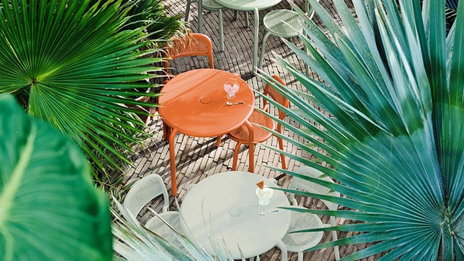 Tavolo Tonì Bistreau con sedie di Fatboy