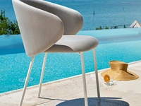 Poltroncina imbottita Tuka in tessuto idrorepellente con gambe in tubo metallico di Connubia Outdoor