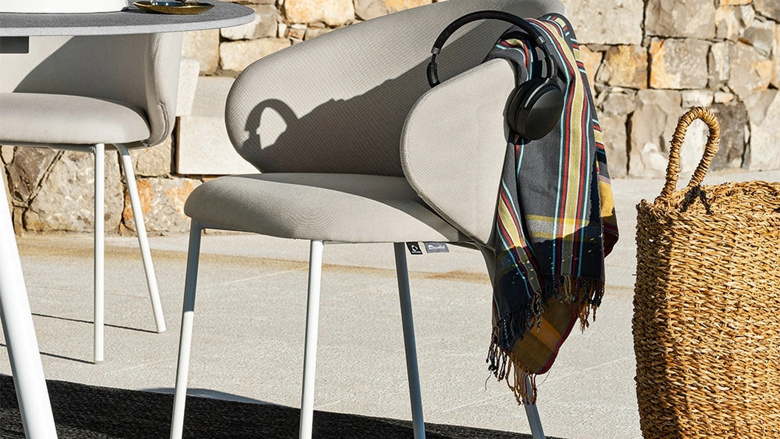 Poltroncina imbottita Tuka in tessuto idrorepellente con gambe in tubo metallico di Connubia Outdoor