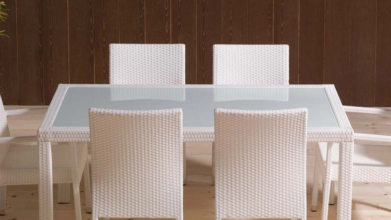 Tavolo Wicker Table in vetro bianco con struttura in alluminio rivestita in fibra di polipropilene intrecciata a mano di La Seggiola