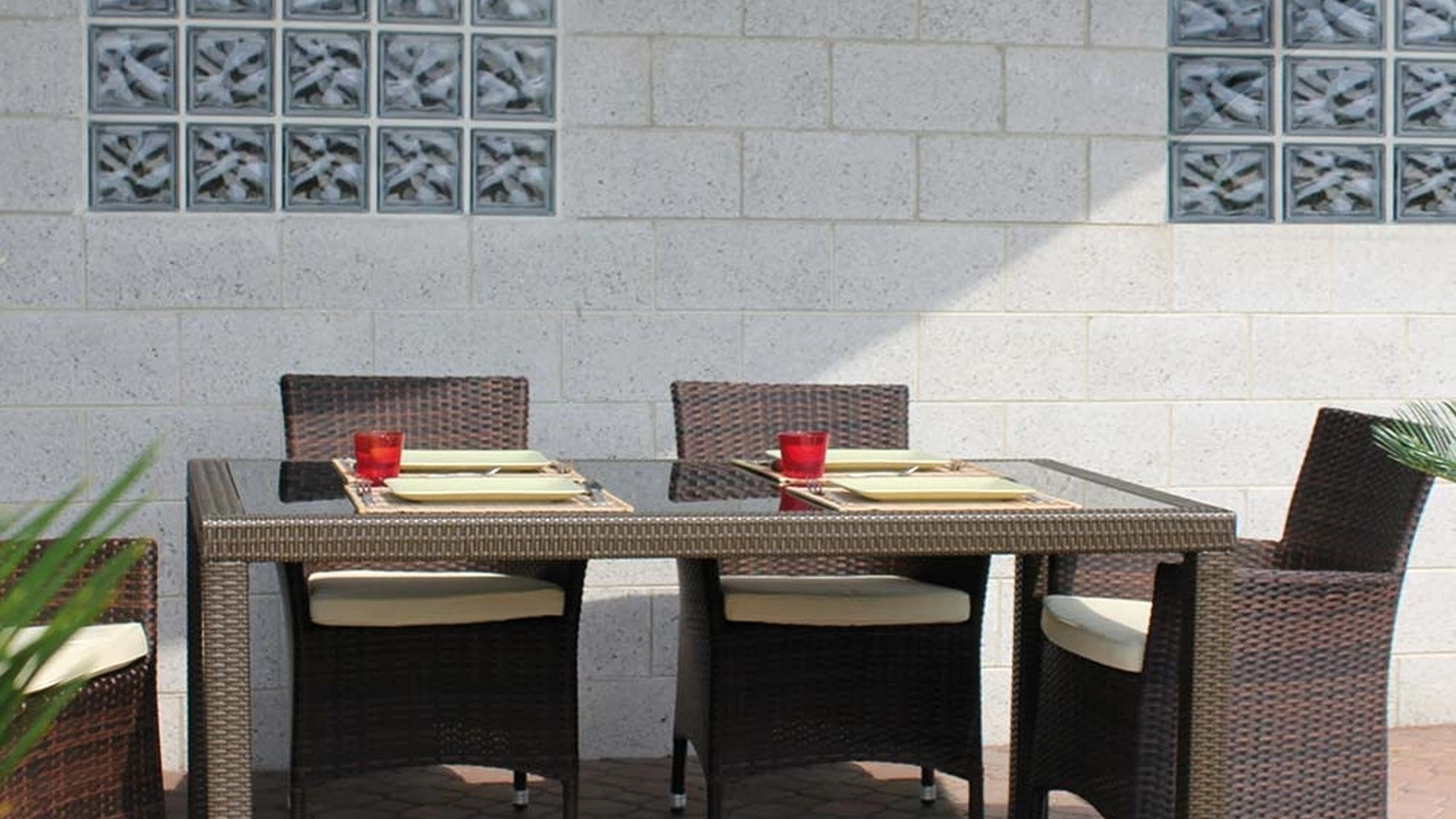 Tavolo Wicker Table in vetro con struttura in alluminio rivestita in fibra di polipropilene intrecciata a mano di La Seggiola