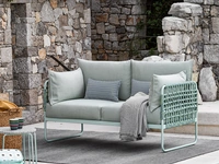 Divano Yo! a due posti in tessuto imbottito con struttura in tubo di metallo e braccioli con finitura corda intrecciata di Connubia Outdoor