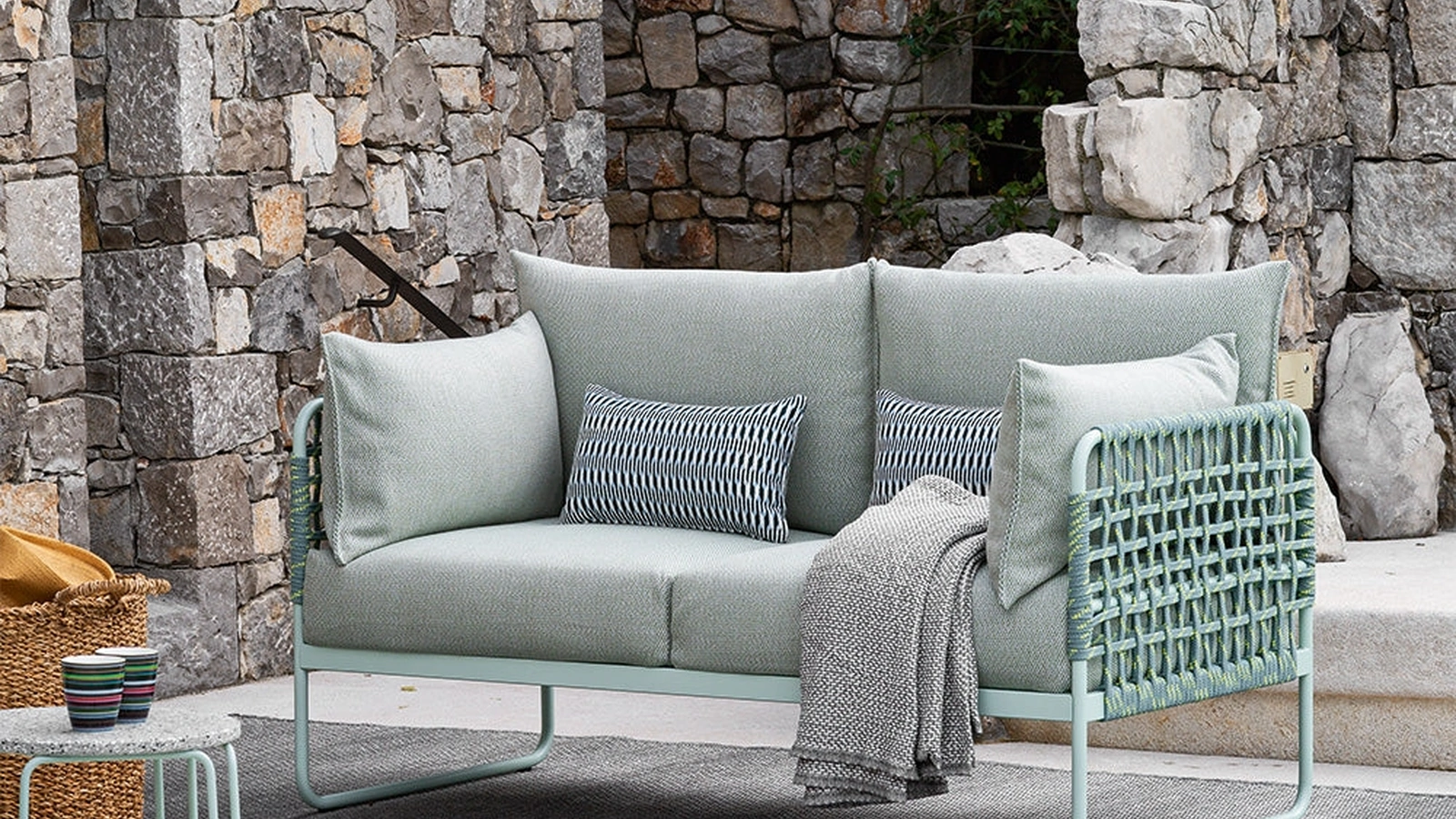 Divano Yo! a due posti in tessuto imbottito con struttura in tubo di metallo e braccioli con finitura corda intrecciata di Connubia Outdoor