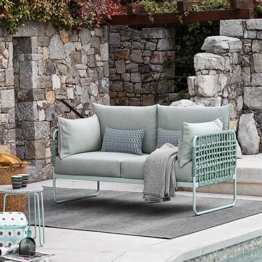 Divano Yo! a due posti in tessuto imbottito con struttura in tubo di metallo e braccioli con finitura corda intrecciata di Connubia Outdoor