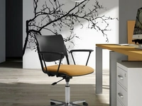 Seduta Operativa Lime-D in polipropilene con seduta imbottita e base in metallo regolabile in altezza di Sedie Brianza