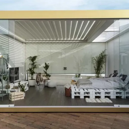 Pergola bioclimatica Imago Dreaming in alluminio pensata come camera da letto di Corradi