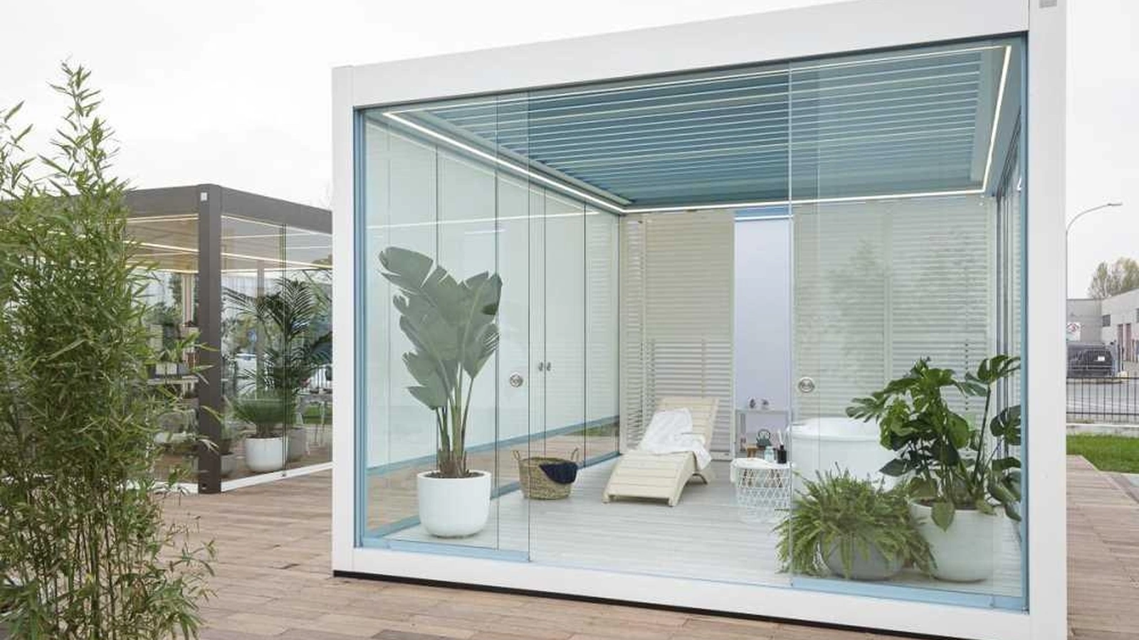 Pergola bioclimatica Imago Feeling Good in alluminio progettata come spazio per il benessere di Corradi