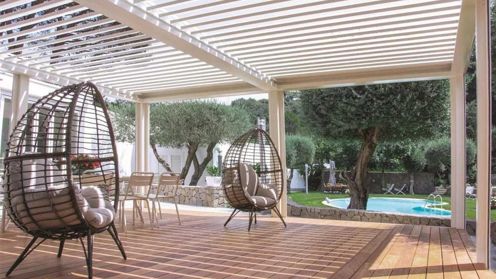 Pergola bioclimatica Maestro in alluminio con lamelle orientabili con movimento radiocomandato di Corradi
