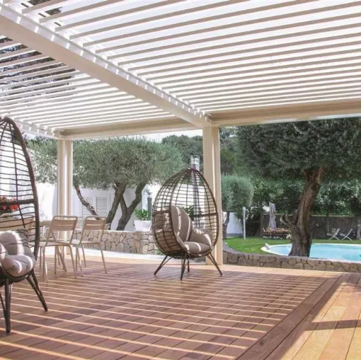 Pergola bioclimatica Maestro in alluminio con lamelle orientabili con movimento radiocomandato di Corradi