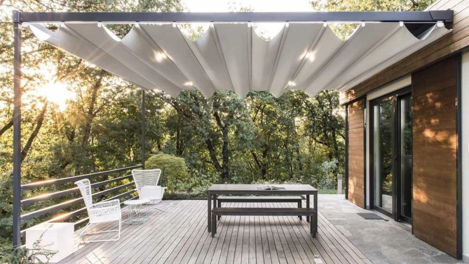 Pergola Pergotenda Exyl con struttura in alluminio e pilastri in acciaio con copertura composta da un telo, azionabile manualmente, realizzato in tessuto di Corradi