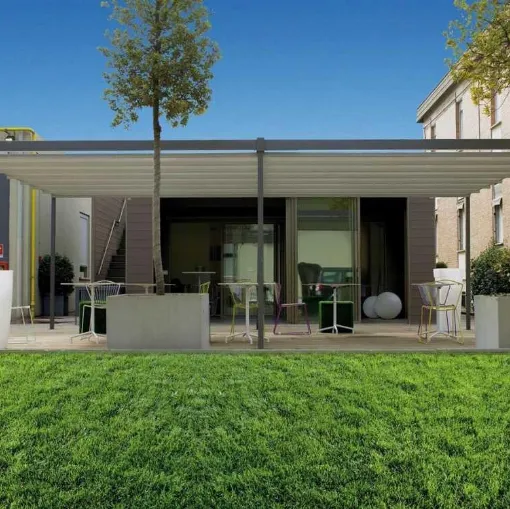 Pergola Pergotenda Exyl con struttura in alluminio e pilastri in acciaio di Corradi