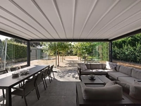 Pergola Pergotenda Maestro in alluminio con telo scorrevole a impacchettamento di Corradi