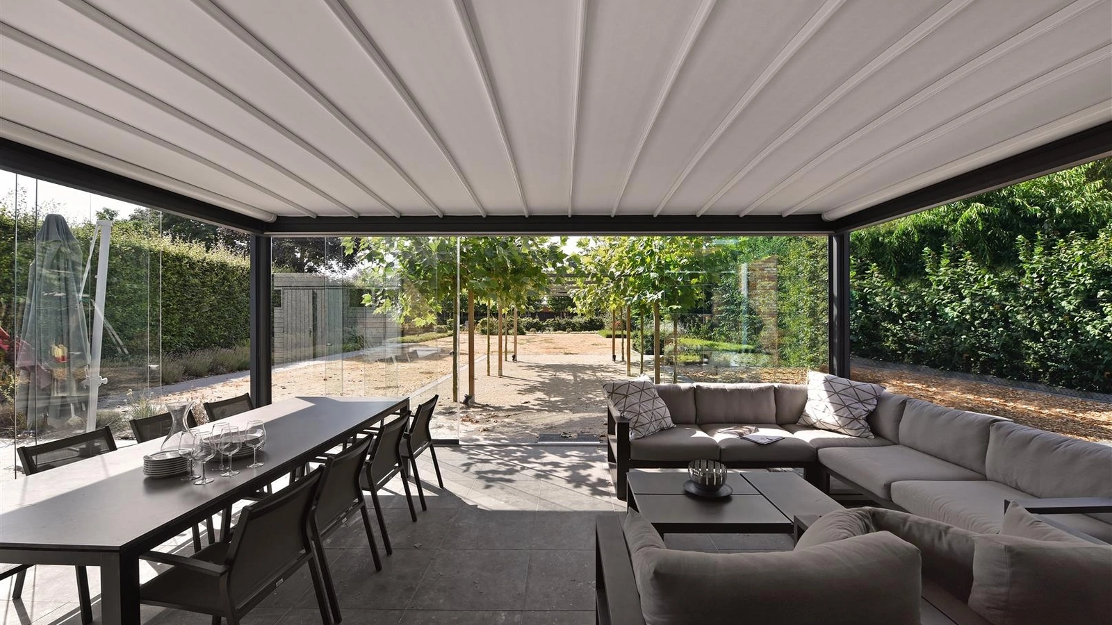 Pergola Pergotenda Maestro in alluminio con telo scorrevole a impacchettamento di Corradi