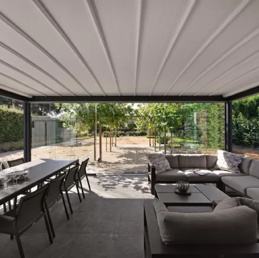 Pergola Pergotenda Maestro in alluminio con telo scorrevole a impacchettamento di Corradi