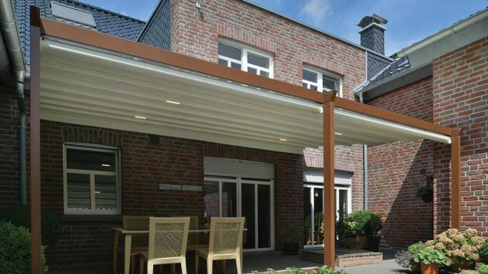Pergola Pergotenda Palladia in alluminio e acciaio inox dalle linee decise ed essenziali di Corradi