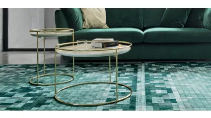 Tavolino rotondo in due dimensioni con top in ceramica Atollo con base in metallo ottonato di Calligaris